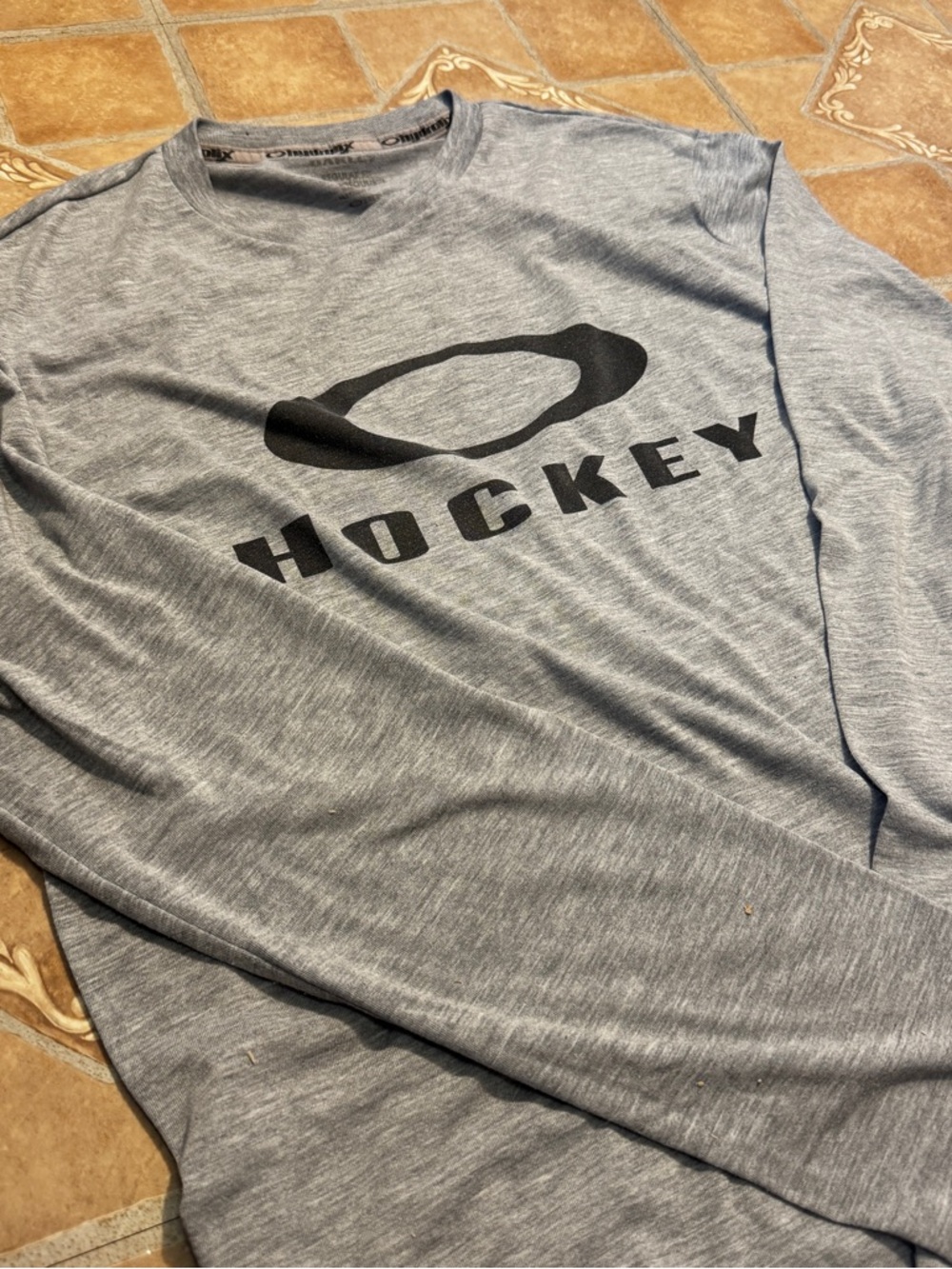 Men's Oakley Performance Long Sleeve Tee - Gray - Size Medium.